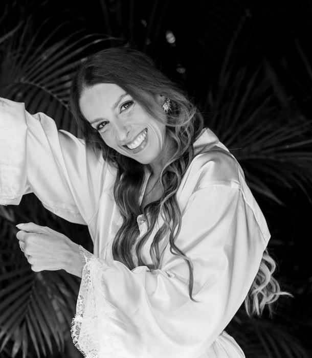 Marcella sorrindo em retrato preto e branco